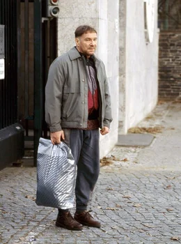 Weil die Verdachtsmomente nicht ausreichen, wird Karmann (G&ouml;tz George) aus der Untersuchungshaft entlassen.