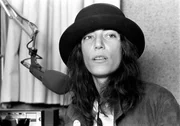 Die Singer-Songwriterin und Dichterin Patti Smith tritt live bei WKLS-FM auf, bevor sie am 12. Juni 1978 in Atlanta, Georgia, als Vorgruppe der Rolling Stones auftritt.