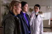 In einem Hotel wird auf einen Bodyguard geschossen. Tamara Meurer (Anja Pahl, l.) und Pauline Hobrecht (Agnes Decker M.) kommen am Tatort an. Das Opfer schwebt in Lebensgefahr. Spusi Thomas Brandner (Yung Ngo, r.) ist dabei, die Spuren zu sichern. In einem Hotel wird auf einen Bodyguard geschossen. Tamara Meurer (Anja Pahl, l.) und Pauline Hobrecht (Agnes Decker M.) kommen am Tatort an. Das Opfer schwebt in Lebensgefahr. Spusi Thomas Brandner (Yung Ngo, r.) ist dabei, die Spuren zu sichern.