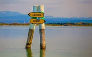 Wegweiser in der Lagune von Grado.