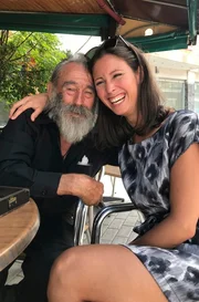 Dimitri, der beste Tavli Spieler in Archangelos, kennt Julia schon als kleines Kind.