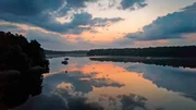 Die Gegend um den Lehnitzsee bei Oranienburg ist noch ein Geheimtipp: Bei Sonnenschein bleibt der See im n&ouml;rdlichen Berliner Umland ein gem&uuml;tliches Fleckchen, wo sich der Sommer gut aushalten l&auml;sst. Tolle Strandb&auml;der, sch&ouml;ne Marinas und auch sonst l&auml;sst sich hier unterwegs viel entdecken. - Morgenstimmung am Lehnitzsee.