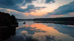 Die Gegend um den Lehnitzsee bei Oranienburg ist noch ein Geheimtipp: Bei Sonnenschein bleibt der See im n&ouml;rdlichen Berliner Umland ein gem&uuml;tliches Fleckchen, wo sich der Sommer gut aushalten l&auml;sst. Tolle Strandb&auml;der, sch&ouml;ne Marinas und auch sonst l&auml;sst sich hier unterwegs viel entdecken. - Morgenstimmung am Lehnitzsee.