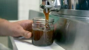 Heidehonig ist eine Spezialität und schmeckt leicht nach Malz. Heidehonig ist eine Spezialität und schmeckt leicht nach Malz.