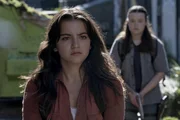 vorne-hintern: Dina (Isabela Merced), Ellie Williams (Bella Ramsey)