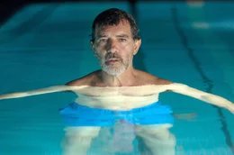 Der gealterte Filmemacher Salvador (Antonio Banderas) steckt in einer tiefen Sinnkrise und hat seit &uuml;ber 30 Jahren keinen Film mehr zustande gebracht.; Zur ARTE-Sendung Leid und Herrlichkeit Der gealterte Filmemacher Salvador (Antonio Banderas) steckt in einer tiefen Sinnkrise und hat seit &uuml;ber 30 Jahren keinen Film mehr zustande gebracht. &copy; El Deseo DA Foto: ARTE France Honorarfreie Verwendung nur im Zusammenhang mit genannter Sendung und bei folgender Nennung "Bild: Sendeanstalt/Copyright". Andere Verwendungen nur nach vorheriger Absprache: ARTE-Bildredaktion, Silke W&ouml;lk Tel.: +33 3 90 14 22 25, E-Mail: bildredaktion@arte.tv