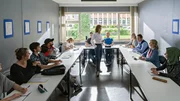 Vorstellrunde im Kolleg mit Cora Hambach (Alwara H&ouml;fels, 2.v.l..), Yusuf (Sami Nasser, 3.v.l.), Frau Selb (Eva Mannschott, m.), Fabian Sorge (Hans L&ouml;w, 3.v.r.), Hellen (Johanna Gastdorf, 2.v.r.) und Bing&uuml;l (Yelik Simek, r.)