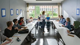 Vorstellrunde im Kolleg mit Cora Hambach (Alwara H&ouml;fels, 2.v.l..), Yusuf (Sami Nasser, 3.v.l.), Frau Selb (Eva Mannschott, m.), Fabian Sorge (Hans L&ouml;w, 3.v.r.), Hellen (Johanna Gastdorf, 2.v.r.) und Bing&uuml;l (Yelik Simek, r.)