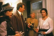 Gerade als Frau Soleder (Franziska St&ouml;mmer, 2. von rechts) sich f&uuml;r einen Theaterbsuch zurechtmacht, stehen Kurt (Michael Lerchenberg) und Sara Soleder (Gisela Freudenberg) vor Traudls (Christine Neubauer, rechts) T&uuml;r, um zu erz&auml;hlen, dass sie heimlich geheiratet haben.