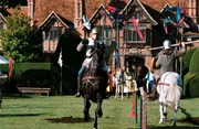 Ein Ritter-Turnier in originalgetreuen Kost&uuml;men bietet eine willkommene Abwechslung zu den grausigen Mordf&auml;llen der letzten Tage.