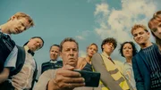 Rainer Brenner (Bernd Gnann, 4.v.l.) zeigt das Dashcam-Video des "Wildunfalls". Von links: Polizist Felix (Maximilian Schaible), Niklas "BlaBla" H&auml;rle (Sebastian Jakob Doppelbauer), Polizistin Franziska (Hannah Jasna Hess), Rainer Brenner (Bernd Gnann), Carlos Tante Gabi (Nina Gn&auml;dig), Carlo Brenner (Jeremias Meyer), Sabine Brenner (B&auml;rbel Stolz), Aydin Alkan (David Ali Rashed) und Pia Schneider (Mina-Giselle R&uuml;ffer).
