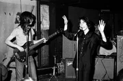 Patti Smith bei einem Auftritt mit Lenny Kaye (links) im CBGB&rsquo;s Club in New York City am 4. April 1975.