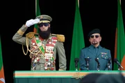 Der v&ouml;llig durchgeknallte und machtbesessene Diktator Admiral General Shabazz Aladeen (Sacha Baron Cohen, l.) ahnt nicht, dass sein Onkel Tamir (Ben Kingsley, r.) flei&szlig;ig an einer heimt&uuml;ckischen Verschw&ouml;rung arbeitet ...