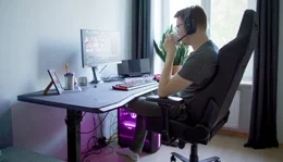 Daniel Schoetzau, aka Stormstormer, Newcomer in der DOTA2 Szene in seinem Zimmer, Zuhause in M&uuml;nchen. Er trainiert gerade online mit seinem Team &bdquo;Entity&ldquo; f&uuml;r das &bdquo;The International 2023&ldquo;. Das Zimmer ist sein ehemaliges Kinderzimmer in der Wohnung seiner Mutter.