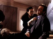 Mannix (Mike Connors, r.) hat einen Schw&auml;cheanfall erlitten und wird von der Reporterin Tina Reynolds (Susan Lee Hoffman, l.) versorgt ...