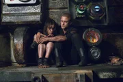 L-R: Nadia (Antje Traue) und Bower (Ben Foster)