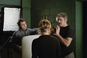 Regiedeb&uuml;t: George Clooney, r. mit seinen Hauptdarstellern Drew Barrymore, M. und Sam Rockwell, l. ...