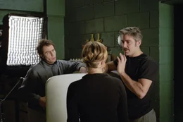 Regiedeb&uuml;t: George Clooney, r. mit seinen Hauptdarstellern Drew Barrymore, M. und Sam Rockwell, l. ...
