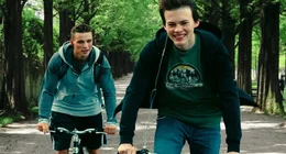 Darren Mann als Ballas Kohl, Josh Wiggins als Franky Winter
