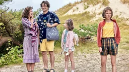 Gibt es f&uuml;r Lotta (Meggy Hussong, r.) etwas Schlimmeres als mit Papa (Oliver Mommsen, 2.v.l.) auf Klassenfahrt zu fahren? Ja, wenn Cheyennes kleine Schwester Chanell (Cara Vondey, 2.v.r.) mitkommt und Papa in Flirtlaune ist.