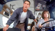 Eine Bombe am Bus droht hochzugehen, wenn er langsamer als 50 Meilen fahren sollte.. (Foto: Keanu Reeves, Sandra Bullock)