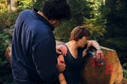 Franziska Tober (Eva L&ouml;bau) hat sich bei der Suche nach Verd&auml;chtigen verletzt und wird von Friedemann Berg (Hans-Jochen Wagner) verarztet.