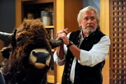 Martin Kirchleitner (Hermann Giefer) bekommt eine Bison-Troph&auml;e geschenkt. Weitere Bildmaterialien sind verf&uuml;gbar.