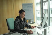 In den fr&uuml;hen Morgenstunden durchsucht Rico Sander (Benjamin Strecker) den Arbeitsplatz der Toten. F&uuml;r sp&auml;tere Untersuchungen kopiert er die Festplatte des Rechners. Vielleicht gibt es dort einen Hinweis auf den T&auml;ter.