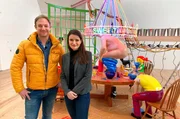 Tobias K&auml;mmerer mit Julia Bastian vor der Installation von Richard Jackson in der Schirn.