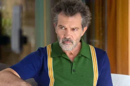 Nach dem Erfolg des neuen Theaterst&uuml;ckes und der unerwarteten Begegnung mit einem wichtigen Menschen aus seiner Vergangenheit kann Salvador (Antonio Banderas) sich langsam wieder aufraffen.