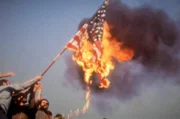 Die Versuche, die Region zu modernisieren und zu s&auml;kularisieren, stie&szlig;en auf den Widerstand vieler B&uuml;rger. Die iranische Revolution f&uuml;hrte zur Abkehr vom Westen.