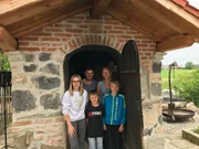 Anton Gr&ouml;ll hat f&uuml;r seine Familie einen Brotbackofen gebaut.