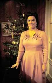 Traudl Grandauer (Christine Neubauer).
