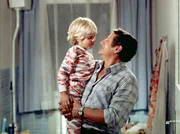 F&uuml;nf Jahre sind seit den Ereignissen um die Wiederverheiratung von Erwin Mai vergangen. Schweren Herzens verl&auml;sst Monika Mai die Familie, um an einem Lehrgang au&szlig;erhalb Gr&uuml;nfeldes teilzunehmen. Doch schon wenige Stunden nach Monikas Abreise beginnen die Schwierigkeiten: Erwin muss feststellen, dass die Zwillinge ihre &Auml;hnlichkeit dazu benutzen, nicht nur ihre Lehrer und Freundinnen zu t&auml;uschen, sondern auch ihn selbst... Vati (Erik S. Klein) mit Tochter Fr&auml;nze (Ina Reuter).