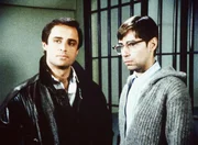 Nick (Joe Penny, l.) und Murray (Thom Bray) sind in den kleinen Ort Cypress Bay gefahren, um dort mehrere mysteri&ouml;se Todesf&auml;lle zu untersuchen.