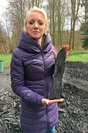 Anna Lena Dörr mit Kohle. Anna Lena Dörr mit Kohle.