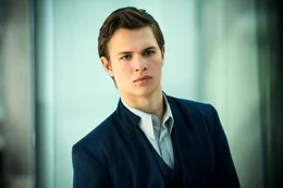Ansel Elgort als Caleb