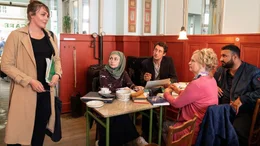 Der Film erz&auml;hlt davon, was Bildung neben Selbstoptimierung und Karrierechancen vor allem sein kann: Der gemeinsame Versuch, einen richtigen Weg zu finden. v.l.n.r.: Cora Hambach (Alwara H&ouml;fels), Bing&uuml;l (Yeliz Simsek), Fabian Sorge (Hans L&ouml;w), Hellen (Johanna Gastdorf), Yusuf (Sami Nasser).