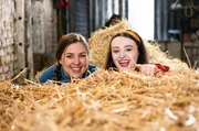 Von links: Sophia (Patricia Freund) und Maja (Godiva Adela) freuen sich, als sie Stadlbauer erfolgreich in Sachen H&uuml;hner getratzt haben.