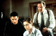 Die Mission in der Prager Botschaft ger&auml;t f&uuml;r die Agenten Ethan Hunt (Tom Cruise, l.), Claire (Emmanuelle B&eacute;art, M.) und Jim Phelps (Jon Voight, r.) zum totalen Fiasko ...