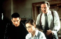 Die Mission in der Prager Botschaft ger&auml;t f&uuml;r die Agenten Ethan Hunt (Tom Cruise, l.), Claire (Emmanuelle B&eacute;art, M.) und Jim Phelps (Jon Voight, r.) zum totalen Fiasko ...