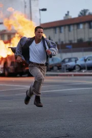 Zur Verdeutlichung seiner Drohung hat ein Terrorist einen Bus in die Luft gejagt. Ein weiterer ist ebenfalls mit einer Bombe versehen. Officer Jack Traven (Keanu Reeves) versucht, den fahrenden Bus noch zu erreichen.