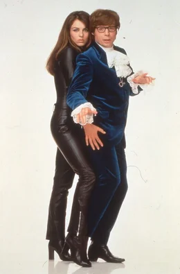 Austin Powers (Mike Myers) mit Vanessa Kensington (Elizabeth Hurley).