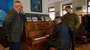 R&auml;uber (re.) spricht mit den j&uuml;dischen Gastronomen Uwe (li.) und Lars Dziuballa (mi.) aus Chemnitz dar&uuml;ber, was Gemeinschaft ausmacht.