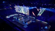 Eine Totale der Climate Pledge Arena w&auml;hrend des Finalwochenendes des &bdquo;The International 2023&ldquo;. Zu sehen ist der riesige Videow&uuml;rfel an der Decke, die Boxen der beiden Teams und die knapp 20.000 Zuschauerinnen und Zuschauer im Stadion.