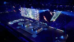 Eine Totale der Climate Pledge Arena w&auml;hrend des Finalwochenendes des &bdquo;The International 2023&ldquo;. Zu sehen ist der riesige Videow&uuml;rfel an der Decke, die Boxen der beiden Teams und die knapp 20.000 Zuschauerinnen und Zuschauer im Stadion.