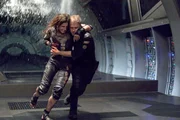 Haben keine ganze Stunde mehr, bis das Raumschiff den Energietod stirbt und die Mission, die Menschheit zu retten, gescheitert ist: Bower (Ben Foster, r.) und Nadia (Antje Traue, l.), die auf ihrem Weg zum Reaktor von m&ouml;rderischen Mutanten und durchgeknallten Astronauten gejagt werden ...