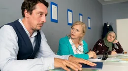 Fabian Sorge (Hans L&ouml;w) hat wieder eigene Ansichten zum Unterricht, Hellen (Johanna Gastdorf) mahnt zur Disziplin
