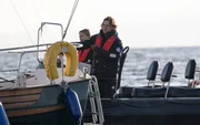 Eine Mordermittlung führt Annika Strandhed (Nicola Walker) und Michael McAndrews (Jamie Sives) zu einem Boot, das im Fluss Clyde treibt. Eine Mordermittlung führt Annika Strandhed (Nicola Walker) und Michael McAndrews (Jamie Sives) zu einem Boot, das im Fluss Clyde treibt.