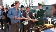 Eine schlagkr&auml;ftige B&uuml;rgerwehr soll die B&uuml;ttenwarder vor einer Diebesbande besch&uuml;tzen. v.l.: Adsche (Peter Heinrich Brix), Kuno (Sven Walser) und Polizist Peter (Uwe Rohde).